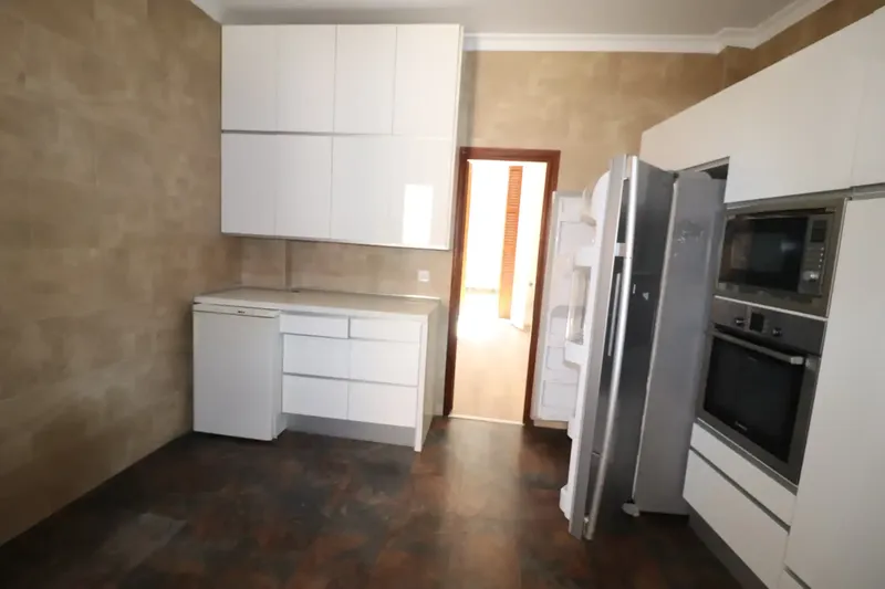 Magnificent apartment, completely renovated, corner unit, has 5 balconies, very central, near avenues, 6 bedrooms, furnished kitchen — photo 5