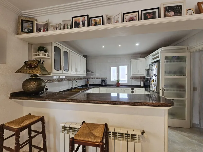Elegant Mediterranean-style home of 201 m² with ... — photo 4
