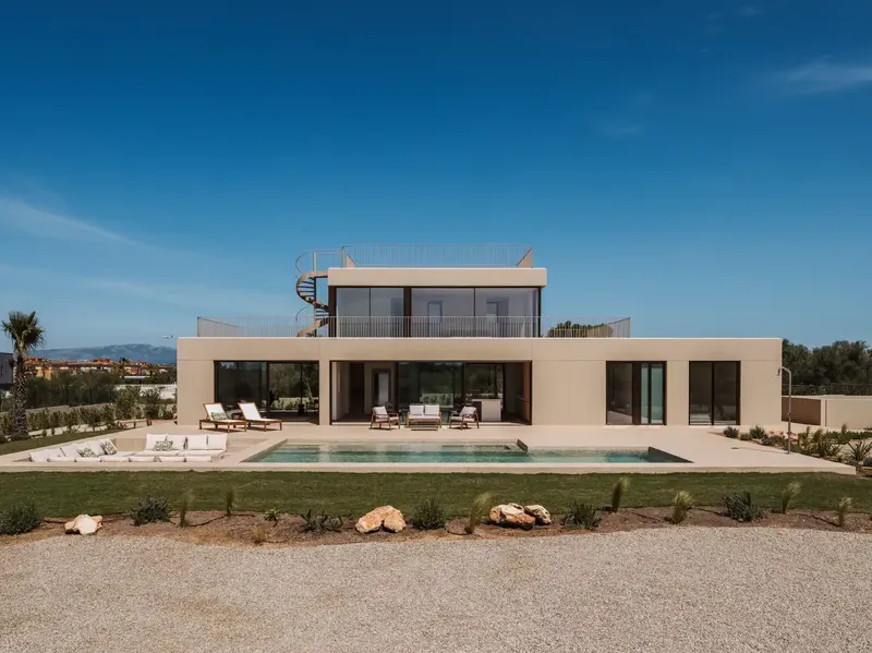 Exclusive villa in Son Gual II, Palma, with 2,006 m² plot and 403 m² built on three floors. — photo 1