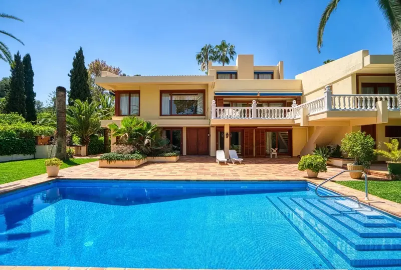 This exclusive villa is located directly on the Son Vida golf course, surrounded by a beautiful garden that guarantees privacy. — photo 3