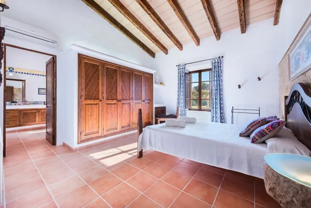 Stone-clad country house for sale between Alcudia and Pollensa, Mallorca — photo 11