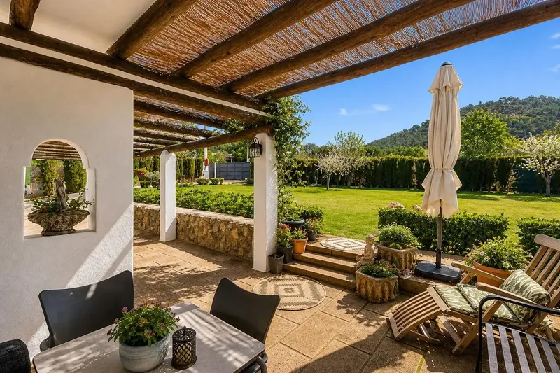 The property is located on a flat south-facing plot of approximately 4500 m2, a short distance from the town center of San — photo 7