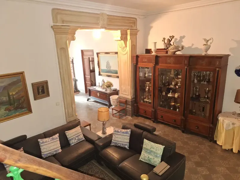 Impressive early 20th century house with all its charm and glamour, three floors, more like a mansion — photo 9