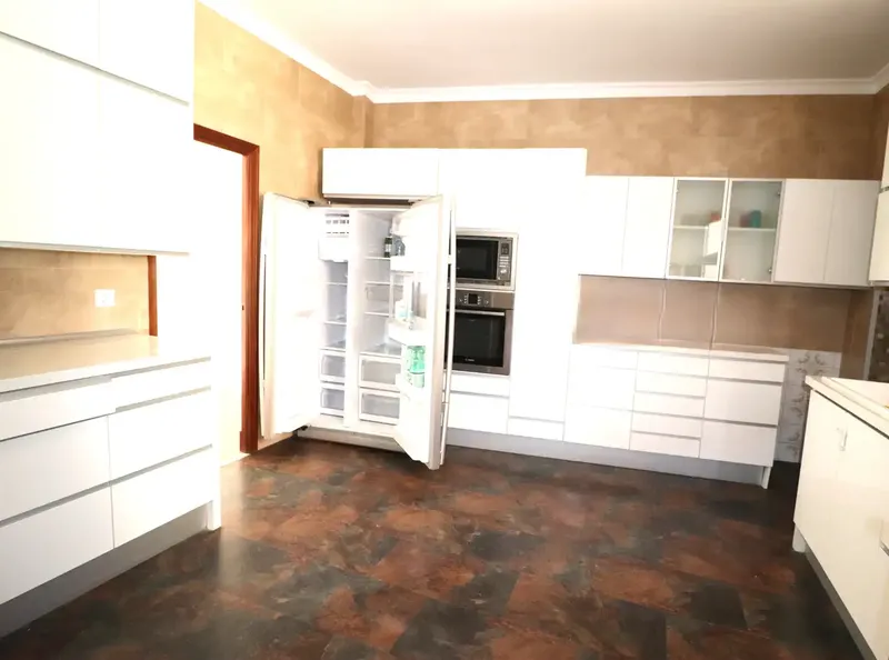 Magnificent apartment, completely renovated, corner unit, has 5 balconies, very central, near avenues, 6 bedrooms, furnished kitchen — photo 3