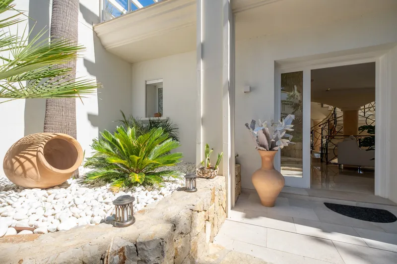 Fantastic Mediterranean villa for sale with large pool and private sea access — photo 4