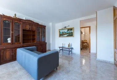 Ground floor with large terrace and communal pool. — photo 6