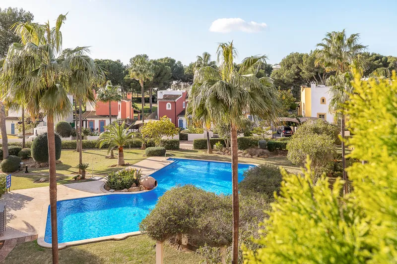 Penthouse in Santa Ponsa - partially covered terrace with pool view — photo 2