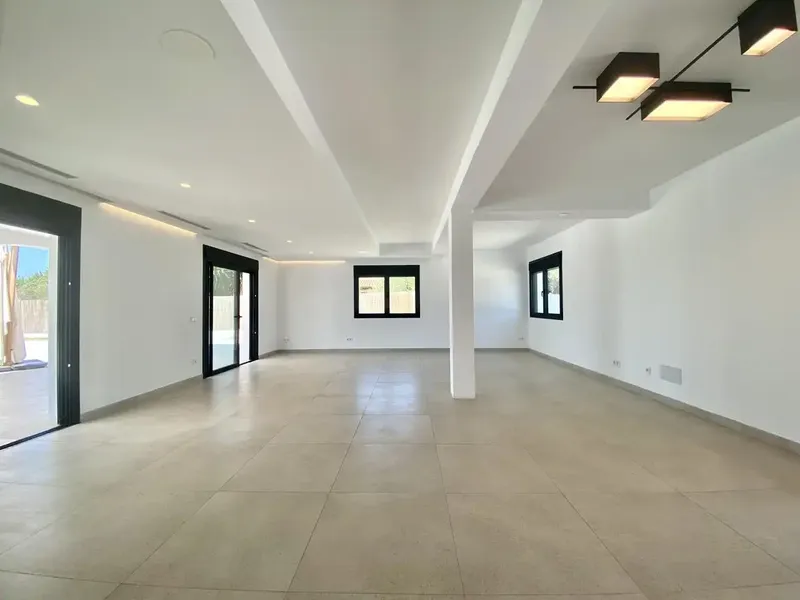 Cherryhouse Invest presents this spectacular high-end villa located in the prestigious private urbanization of Sa Planera, one of the — photo 9