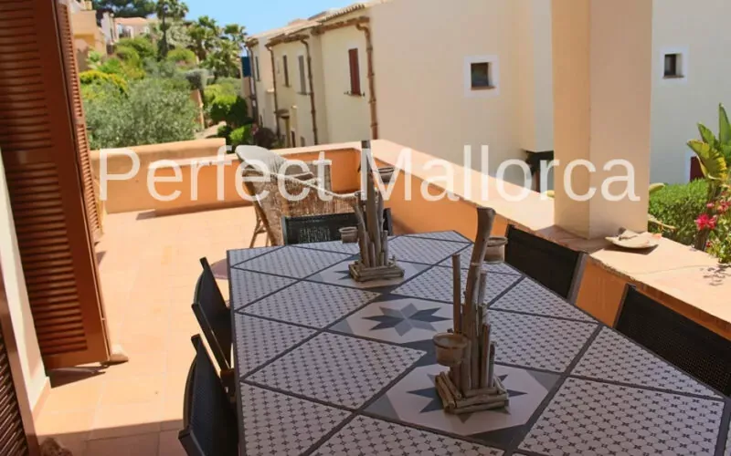End townhouse overlooking the beach in a well maintained complex with pool in Cala Murada — photo 4