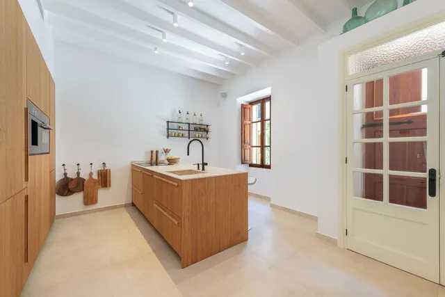 Beautiful town house with roof terrace for sale in Alcudia Town, North Mallorca — photo 4