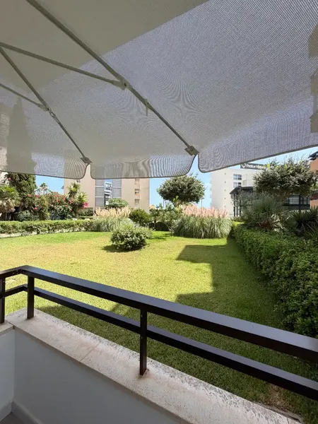 Planta baja en excelente estado, luminosa y lista para entrar a vivir, con bonitas vistas al mar y a las zonas ajardinadas. — photo 3