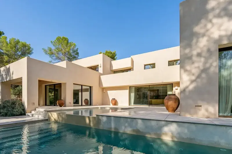 Esta villa de nueva construcción en venta en Cala Vinyes combina amplias proporciones, materiales cuidadosamente seleccionados y avanzadas s — photo 1