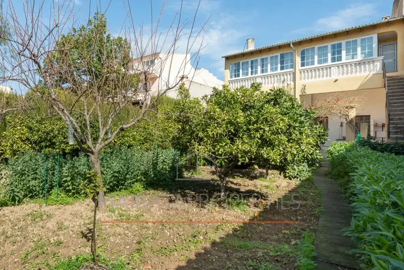 Located in the heart of Lloseta, this two-story single-family home offers a built area of 307 m² on a plot of 550 — photo 3