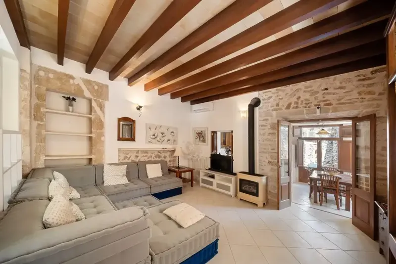 Exceptional house for sale in Alcudia, steps from the iconic historic wall, offering generous space — photo 4
