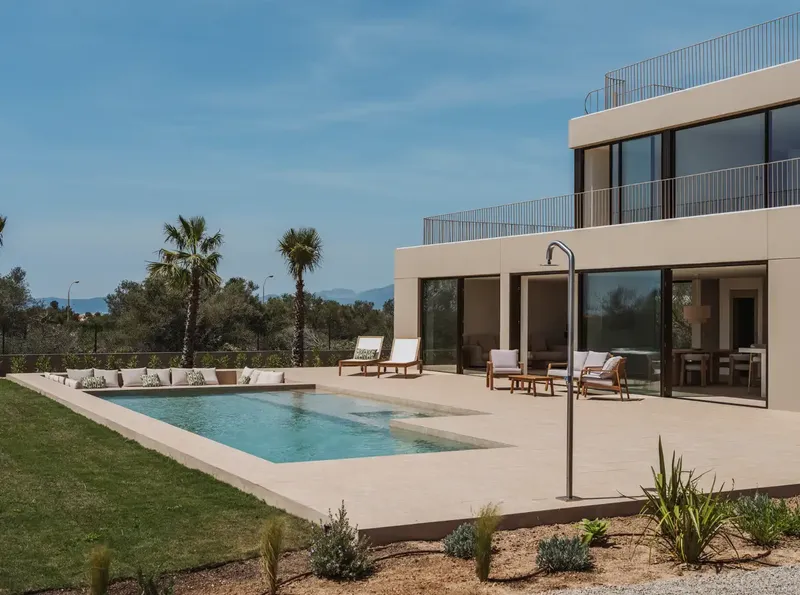 Exclusive villa in Son Gual II, Palma, with 2,006 m² plot and 403 m² built on three floors. — photo 2