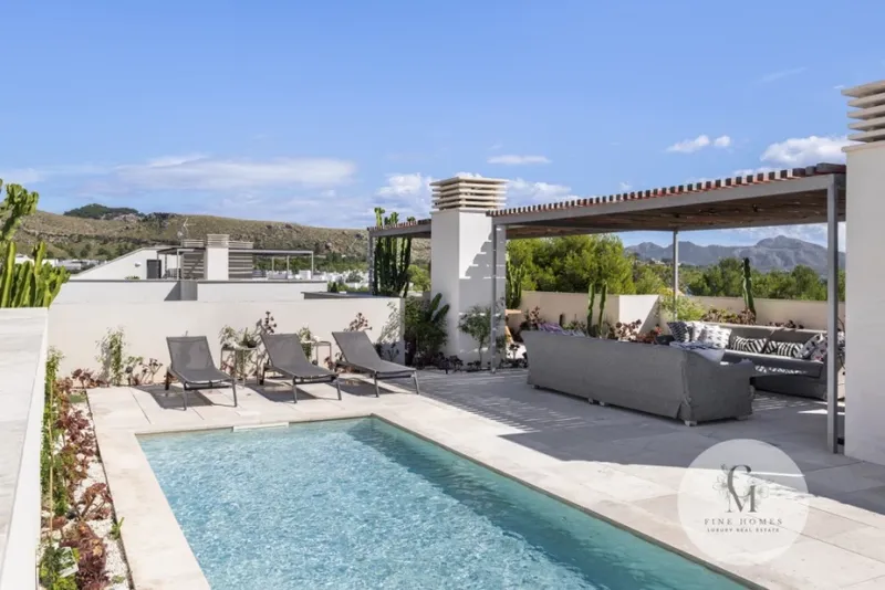 Luxury penthouse with private pool and panoramic sea and mountain views in Puerto de Pollensa — photo 1