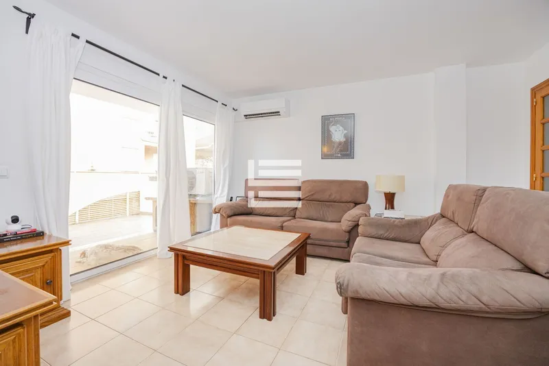 Apartment with a Large Terrace for Sale in a Prime Location in Puerto de Alcudia — photo 2