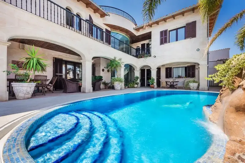 Built in 2003, this impressive property is situated on a corner plot in an elevated position, allowing impressive views — photo 1
