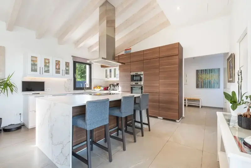 For sale in the coveted area of Crestatx, this exquisite villa offers a quiet and cozy retreat situated on a generous plot of ca — photo 5