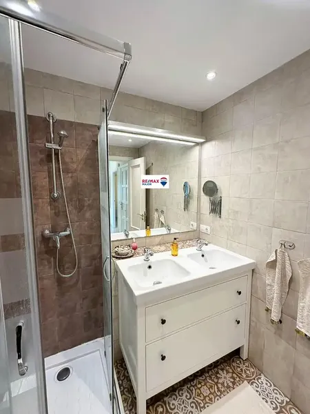 Discover this exceptional two-bedroom apartment, with parking and storage room, 200 m from the sea with communal pool. Located in the tr — photo 10