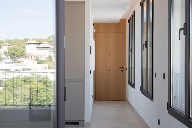 In this fabulous residence, contemporary design combines with urban sophistication, featuring elegant exteriors with modern pers — photo 6