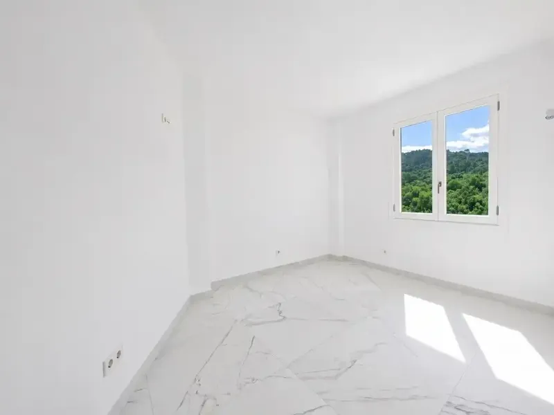 In the very center, in a stately building with elevator, we find this third floor recently finished of approximately 140 m² usable, a home — photo 9