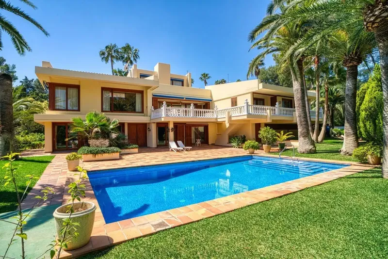 This exclusive villa is located directly on the Son Vida golf course, surrounded by a beautiful garden that guarantees privacy. — photo 2