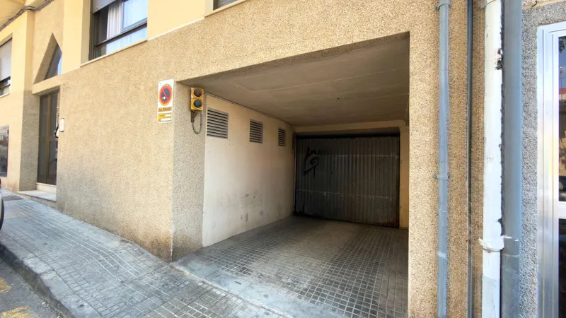 Secure underground parking space with an automatic garage door — photo 4