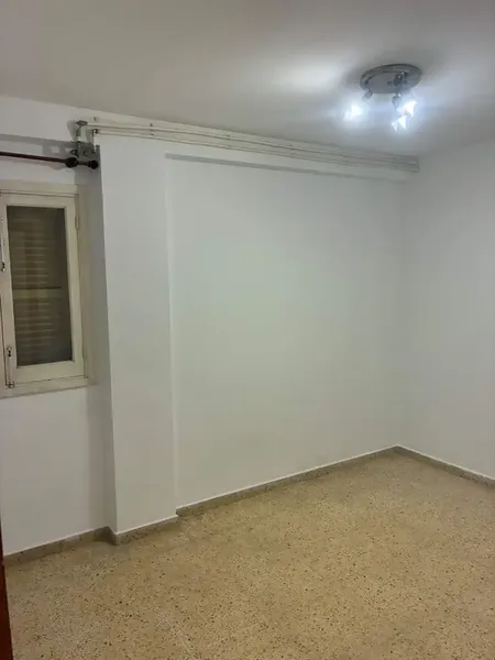 We present this spacious apartment in the coveted Plaza de Toros area, ideal for those looking for a project to their measure. The property has — photo 5
