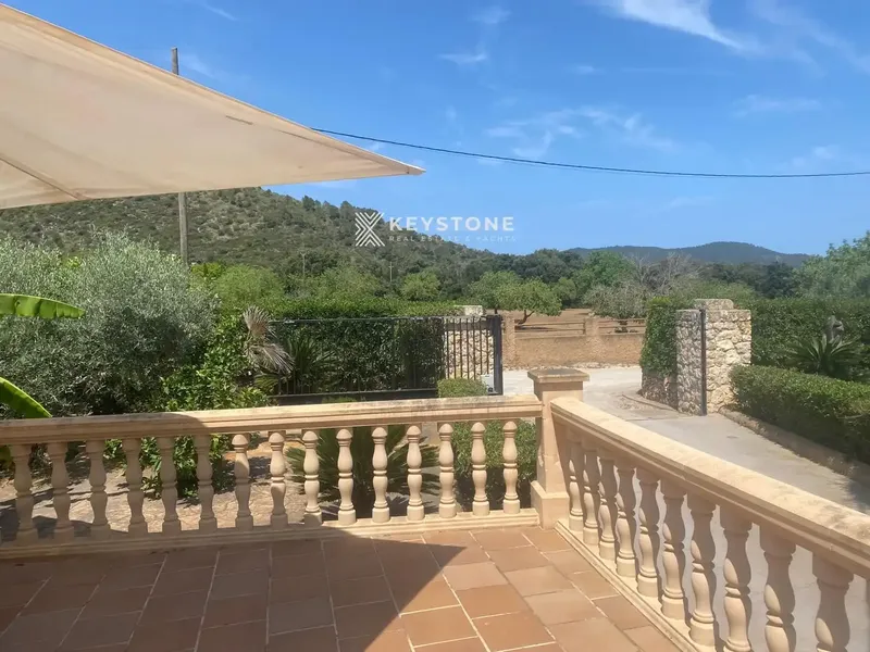 Discover this magnificent stone house of 150 m² distributed over two floors, located in the picturesque village of Son Servera, Mallorca. The pr — photo 2