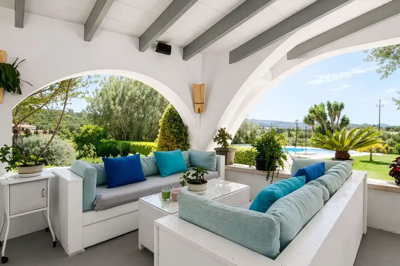 This exceptional modern Ibizan-style finca is located in the idyllic countryside near Sineu - an elegant retreat with plenty of — photo 2