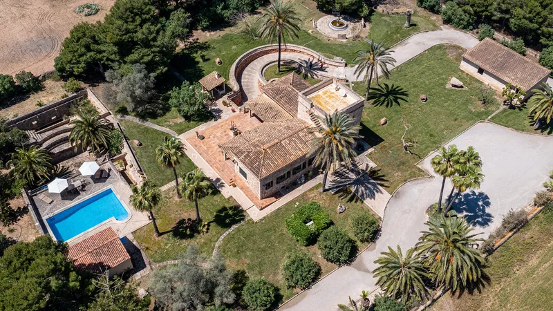 Mediterranean finca near Ses Salines with a large pool and lots of charm — photo 3