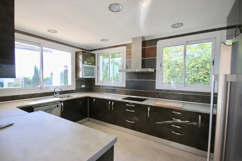 Modern villa in a prime location in Santa Ponsa with breathtaking panoramic sea views — photo 8