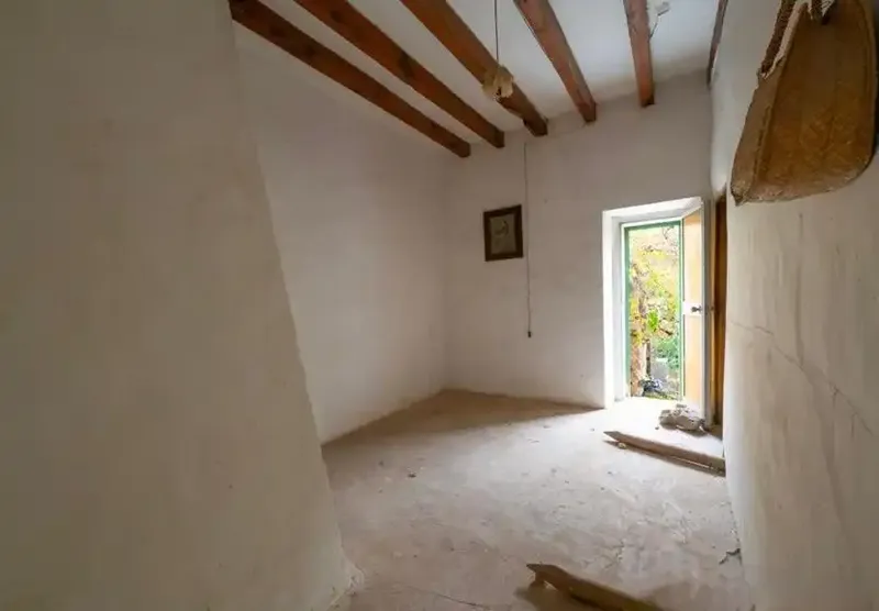 Village House in Caimari with Rustic Charm, Garden and Great Renovation Potential — photo 8