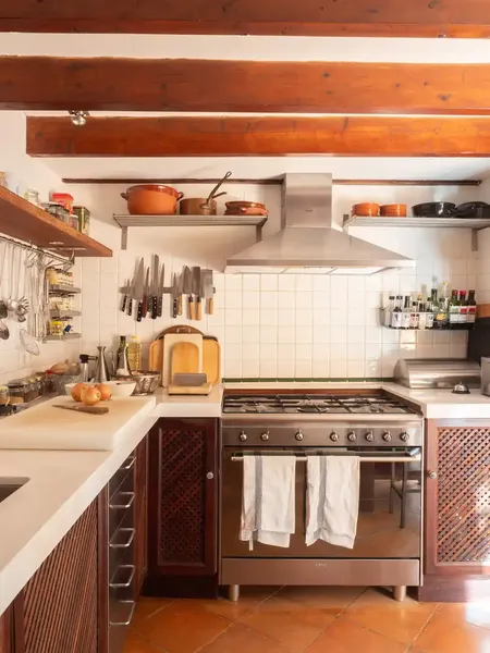 Located in the heart of Fornalutx, this unique terraced house offers a harmonious blend of traditional charm and modern comfort. — photo 12