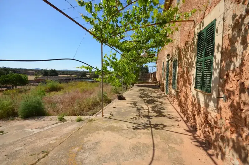 Just 10 minutes by car from Palma de Mallorca, on the old road to Sineu, this traditional estate enjoys a beautiful location — photo 5