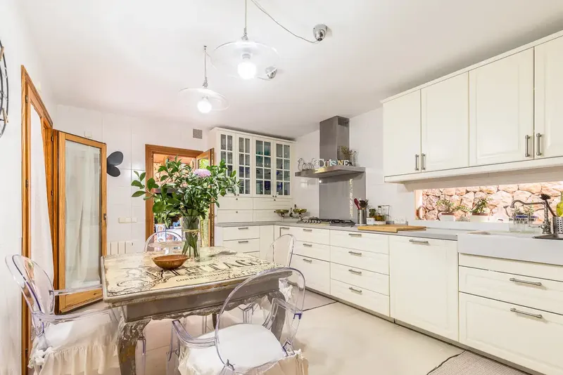This magnificent villa in Genoa with sea views from the rooftop terrace and partial sea views from the living room is located in a — photo 7