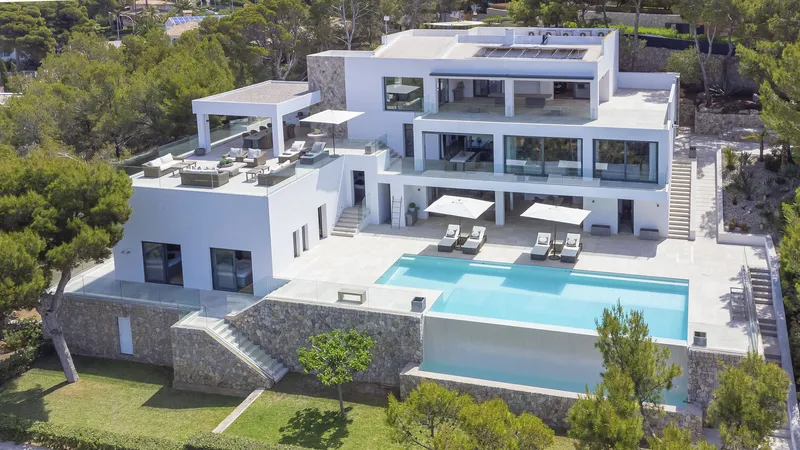 Sophisticated luxury villa in Santa Ponsa with pool, tennis court and fantastic sea views — photo 1