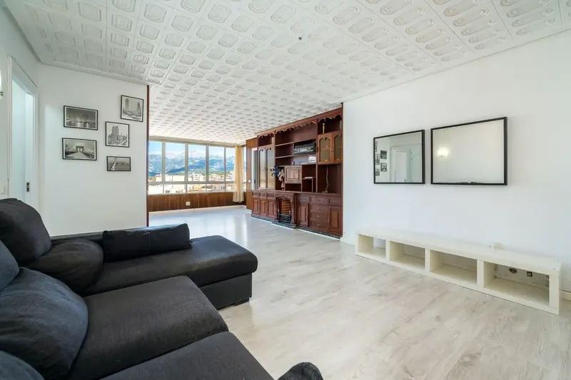 The property has 128 m2 built distributed in a spacious living-dining room, 4 bedrooms, 2 full bathrooms, 1 toilet, independent kitchen — photo 5