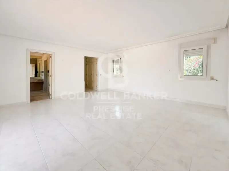 Situated in a privileged position on a mountainside, this magnificent villa of more than 550 m² built combines spaciousness, light — photo 11