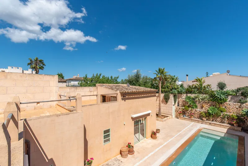 Impressive townhouse for sale in the heart of Ses Salines with pool — photo 9