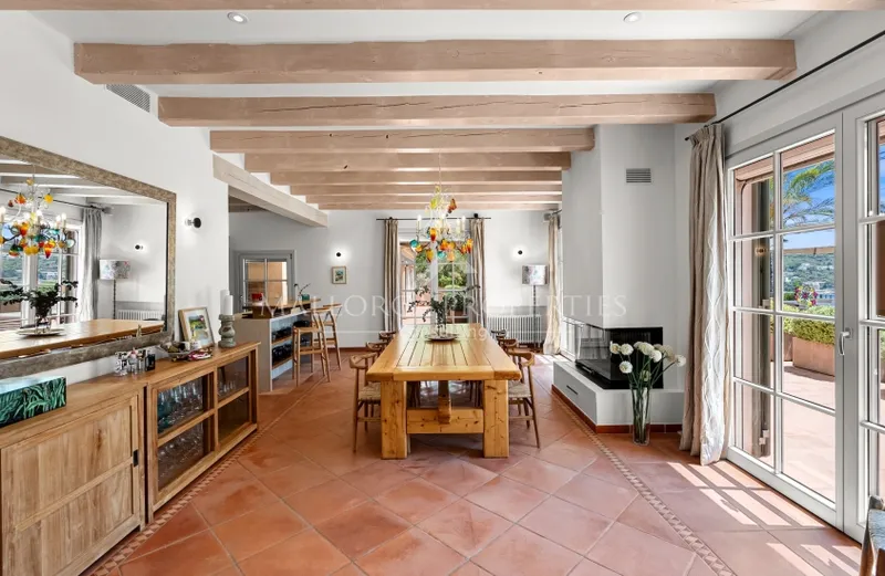Elegant finca-style villa with sea views and renovation potential — photo 6
