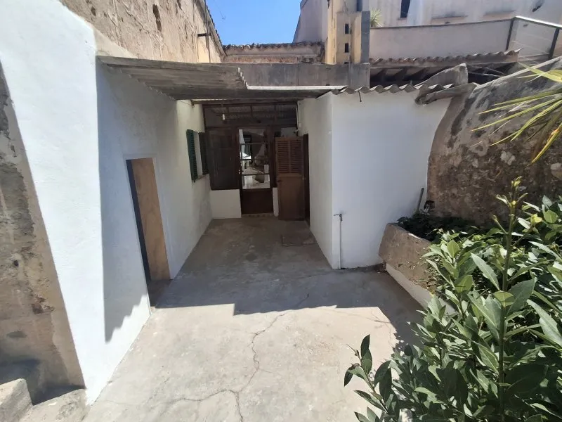 Unfurnished two-storey village house with garden, terraces and garage in the centre of Campos -DH 33 — photo 1