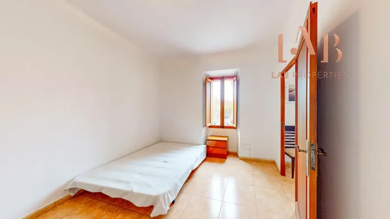 We present this interesting property consisting of two completely independent homes, each with its own access, making it — photo 8