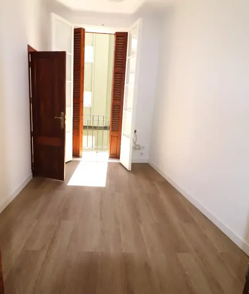 Magnificent apartment, completely renovated, corner unit, has 5 balconies, very central, near avenues, 6 bedrooms, furnished kitchen — photo 2
