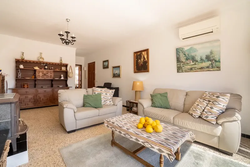 This villa with fantastic sea views in a privileged location in Cala Mesquida combines Mediterranean charm, spacious living and — photo 3