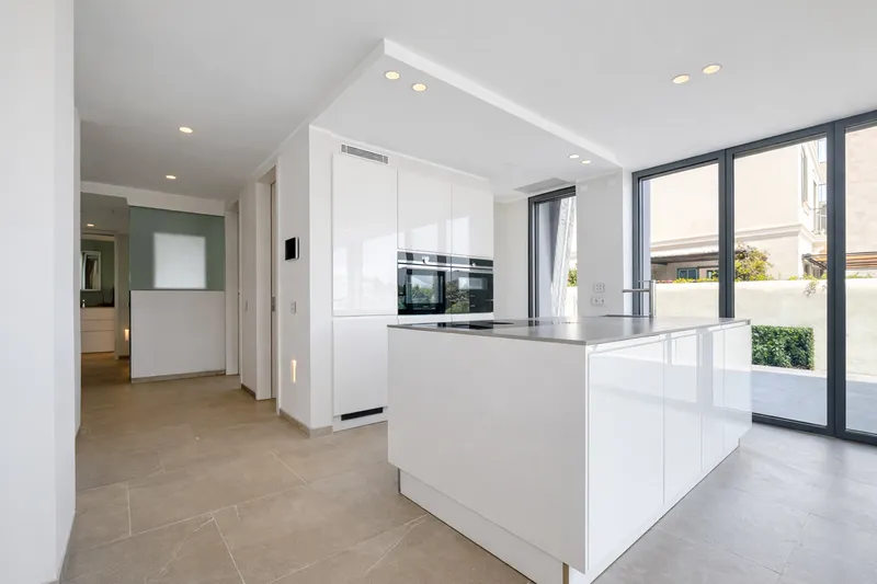 Modern Apartment with Panoramic Sea Views on the First Line of the Paseo Marítimo, Palma Mas — photo 5