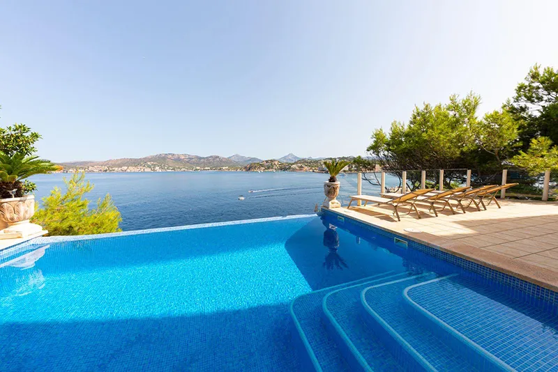 Exceptional villa on the first sea line in a prime location in Santa Ponsa — photo 2
