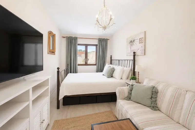 This well-maintained single-family home, located in a quiet area of Cala Ratjada, stands out for its living space of about 226 m² on a — photo 11