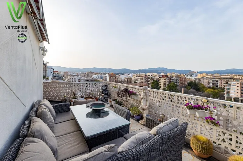 Attic with Impressive City Views — photo 1